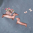 Bild in Galerie-Betrachter laden, Aquarell-Dackel mit Blumenkranz auf Jersey-Stoff Blumendackel blau – liebevoll illustriertes Design, exklusiv bei Finie & Fasel