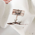 Bild in Galerie-Betrachter laden, Aquarellschild „Little Farm“ auf dem Jersey-Stoff Treckerfahrt creme – ideales Detail für kindgerechte Bauernhofkleidung
