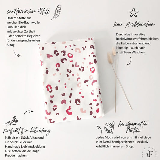 Übersichtliches Produktbild vom French Terry Stoff „Berry Leo“ mit Maßangaben, Zertifizierung und Stoffinformationen
