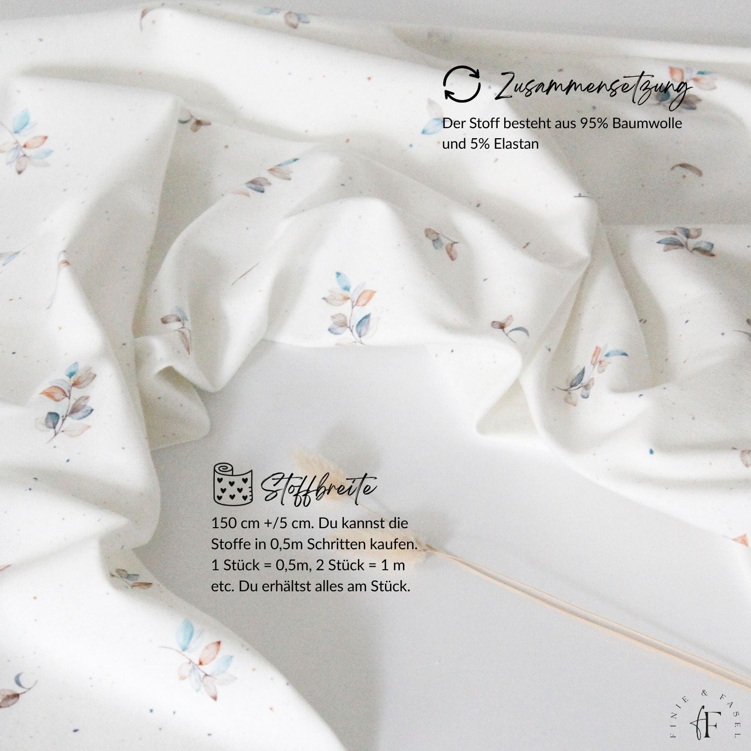 Nahaufnahme des Blue-Leaves-Stoffs mit zarter Kräuselung – French Terry mit Blumenmuster in Aquarelloptik