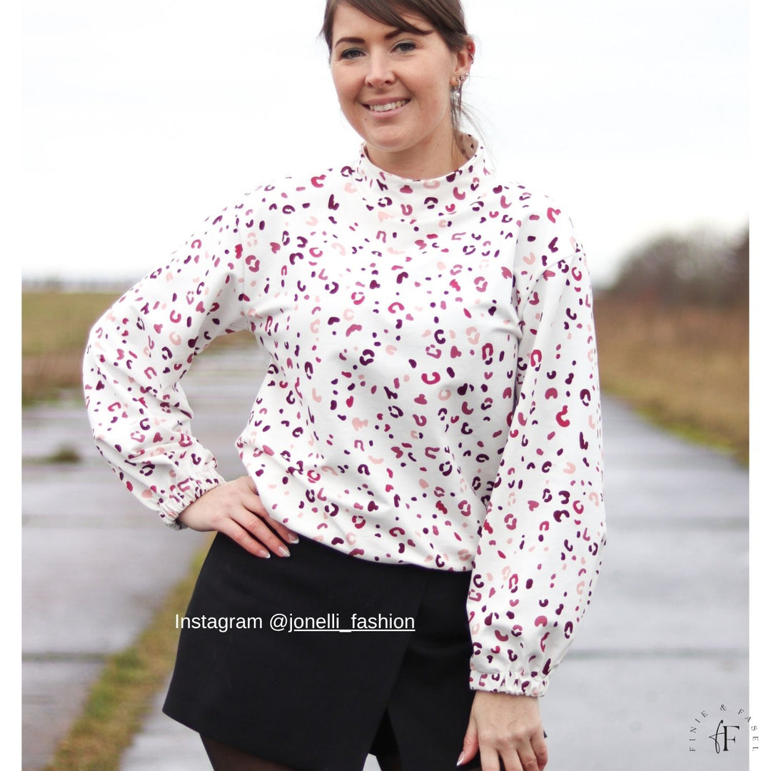 Tragebild eines oversized Damenpullovers genäht aus dem French Terry Stoff „Berry Leo“ mit modernem Leo-Print