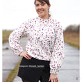 Bild in Galerie-Betrachter laden, Tragebild eines oversized Damenpullovers genäht aus dem French Terry Stoff „Berry Leo“ mit modernem Leo-Print
