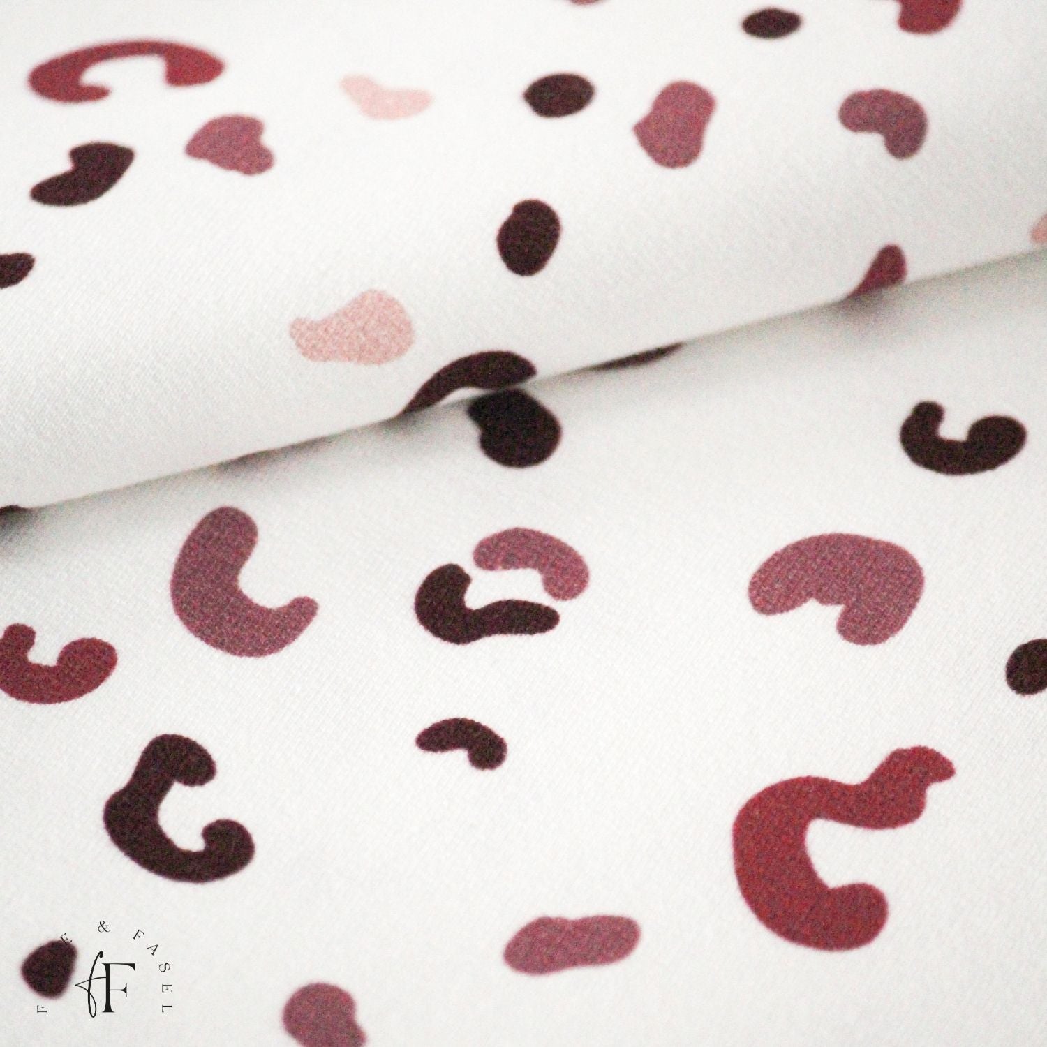 Detailaufnahme des Leo-Prints auf French Terry „Berry Leo“ – harmonisches Design in Beerentönen auf hellem Grund