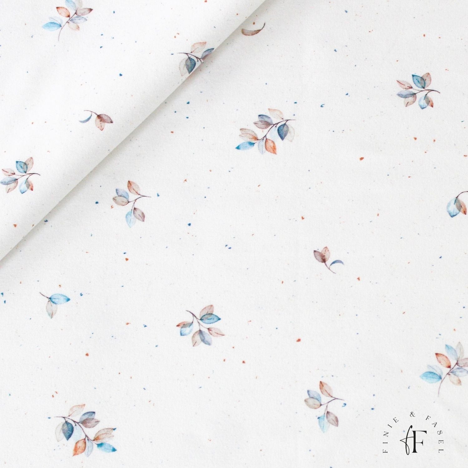 Weicher French Terry Stoff mit handgemalten blauen und roséfarbenen Aquarellzweigen auf weißem Hintergrund – Design „Blue Leaves“