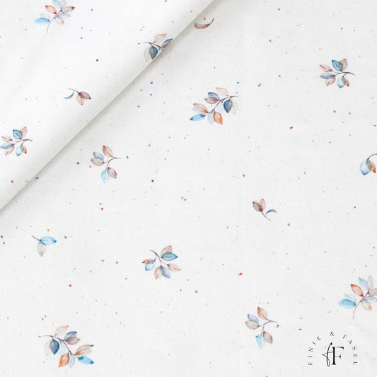 Weicher French Terry Stoff mit handgemalten blauen und roséfarbenen Aquarellzweigen auf weißem Hintergrund – Design „Blue Leaves“