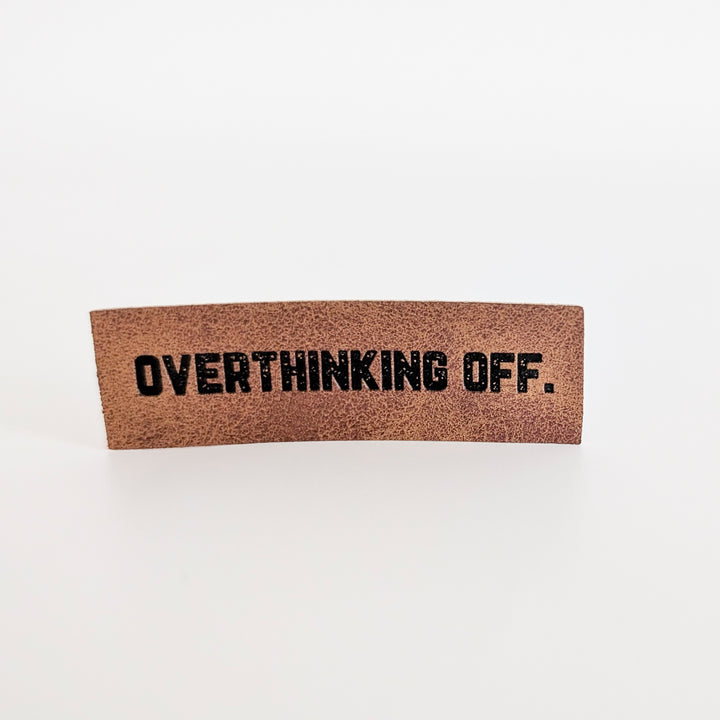Kunstlederlabel rund "Overthinking off"