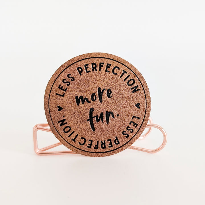 Kunstlederlabel rund "more fun"