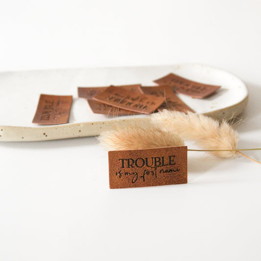 Kunstlederlabel "Trouble is my first name"