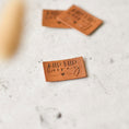 Bild in Galerie-Betrachter laden, Kunstlederlabel "Hip hip hooray"
