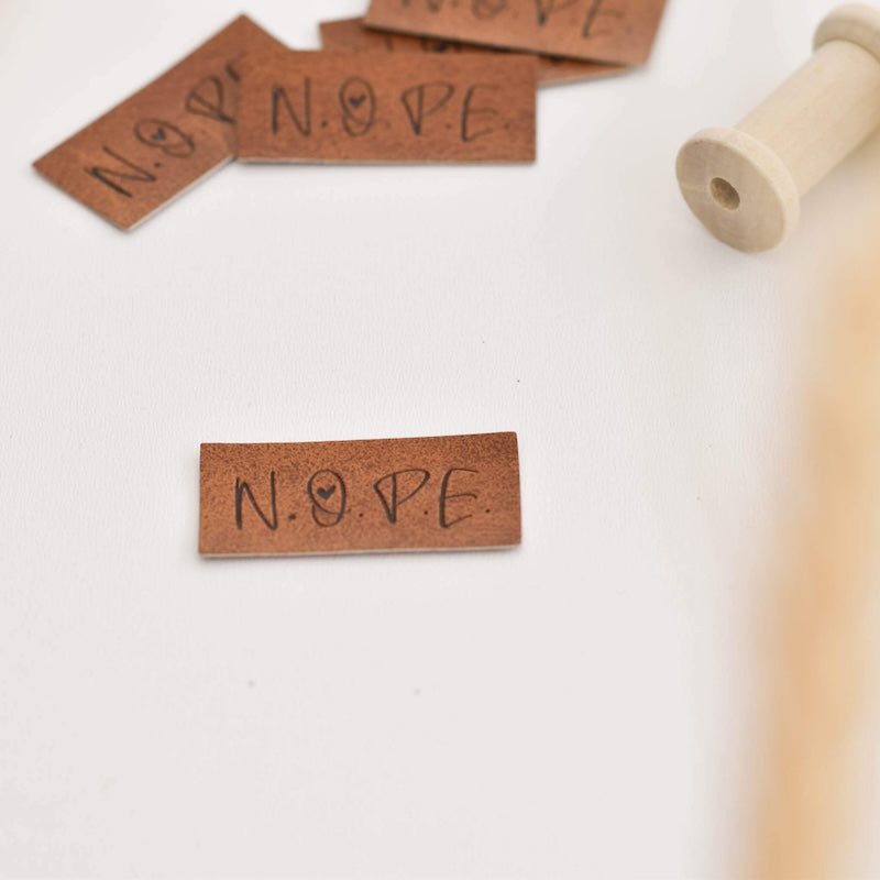 Kunstlederlabel "nope"