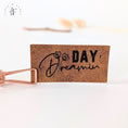 Bild in Galerie-Betrachter laden, Kunstlederlabel "Day Dreamin´"
