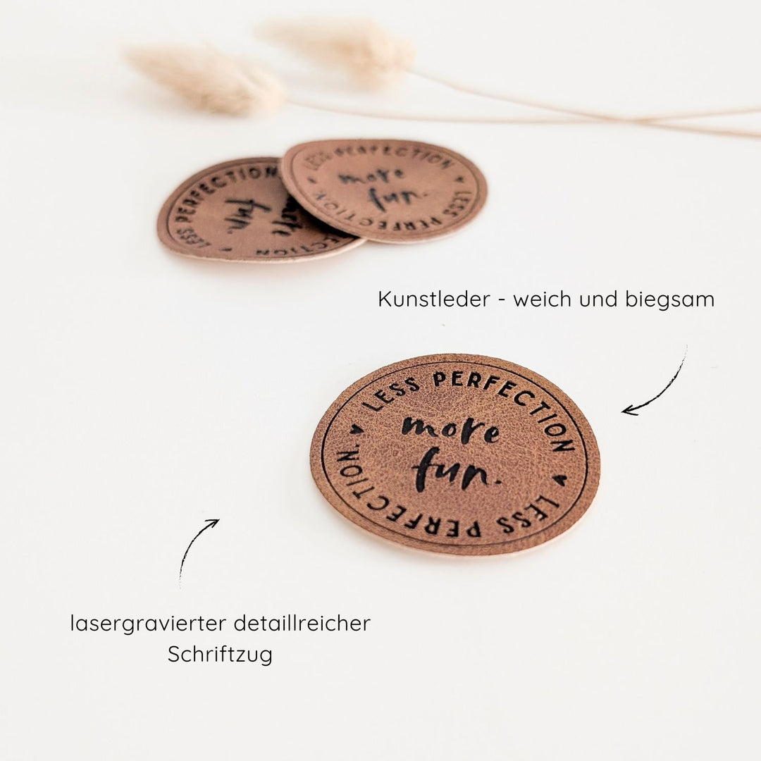 Kunstlederlabel rund "more fun"