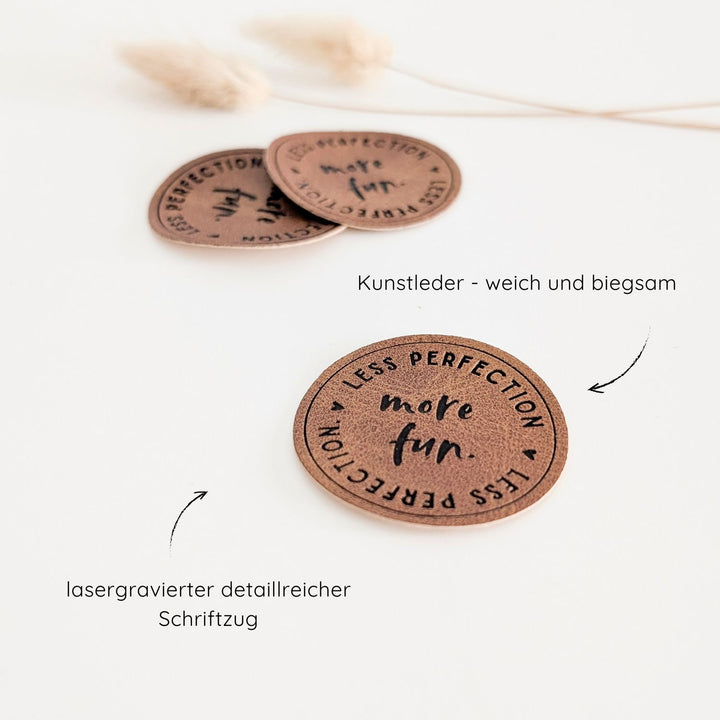 Kunstlederlabel rund "more fun"