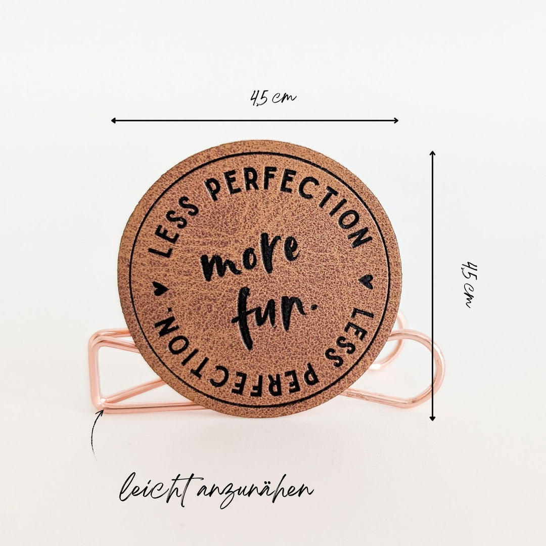 Kunstlederlabel rund "more fun"