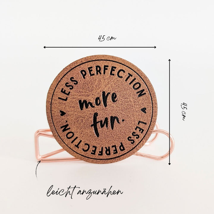 Kunstlederlabel rund "more fun"