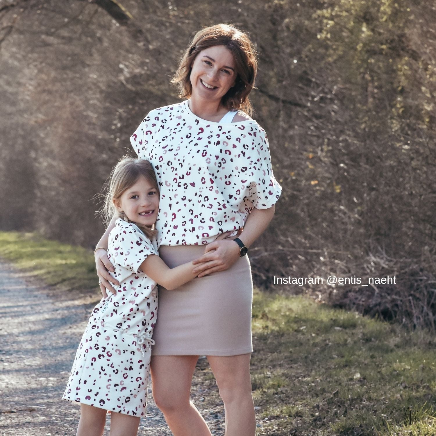 Nähbeispiel aus dem French Terry Stoff „Berry Leo“ – Partnerlook aus Pullover und Kleid in Beerentönen