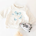 Bild in Galerie-Betrachter laden, Anwendungsbeispiel: Baby-Sweatshirt mit aufgebügeltem Schmetterlingsmotiv in Blau und Apricot – langlebiger, flexibler Druck für handmade Kleidung.
