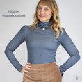 Bild in Galerie-Betrachter laden, Seitliche Ansicht eines Shirts aus dem French Terry Herzenstoff Blue Heart Konfetti – bequem & feminin
