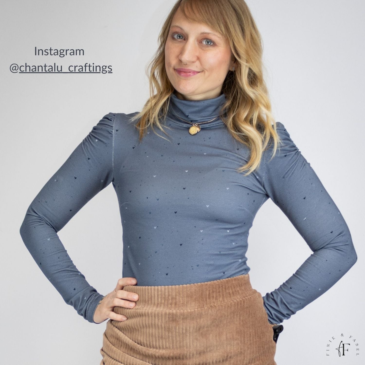 Seitliche Ansicht eines Shirts aus dem French Terry Herzenstoff Blue Heart Konfetti – bequem & feminin