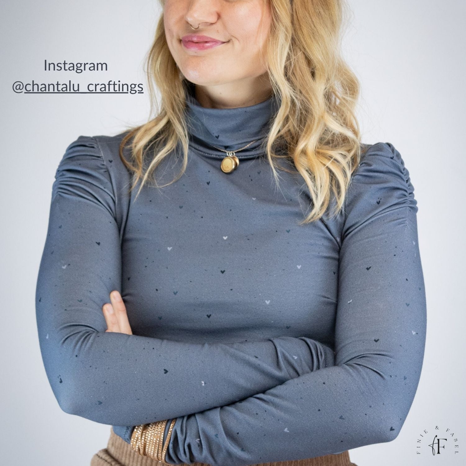 Genähtes Shirt aus Blue Heart Konfetti Herzenstoff in Frontansicht – French Terry für Damenkleidung