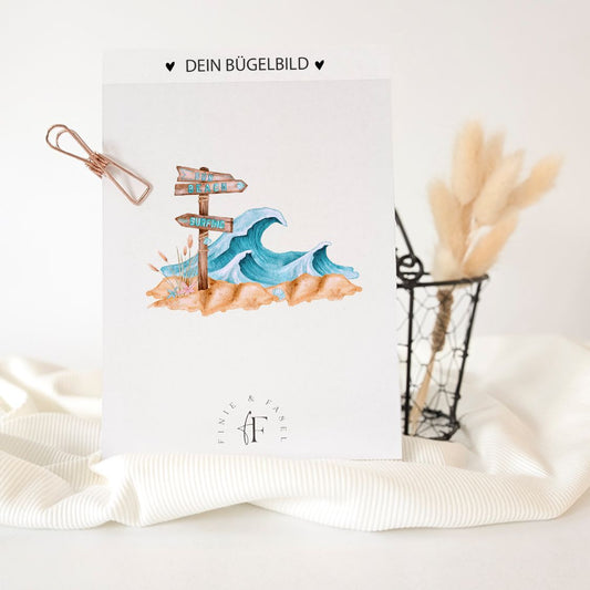  Bügelbild mit Wegweiser und Wellen auf sandigem Untergrund – liebevoll illustriert im maritimen Aquarellstil
