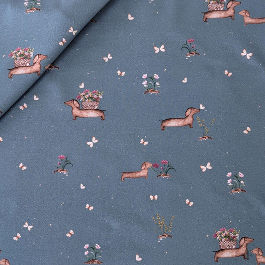 Jersey-Stoff Blumendackel blau mit Dackel- und Schmetterlingsmotiv im handgemalten Aquarellstil – ideal für selbstgenähte Kinderkleidung