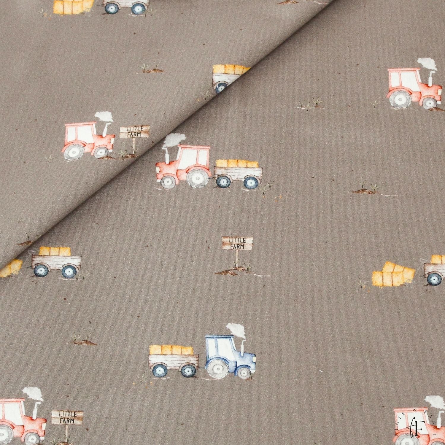 Detailaufnahme des French Terry Stoffes mit Treckermotiv in Braun – perfekt für Kinderkleidung