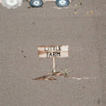 Bild in Galerie-Betrachter laden, Detailansicht: kleines Holzschild mit Aufschrift „Little Farm“ – liebevoll illustriert
