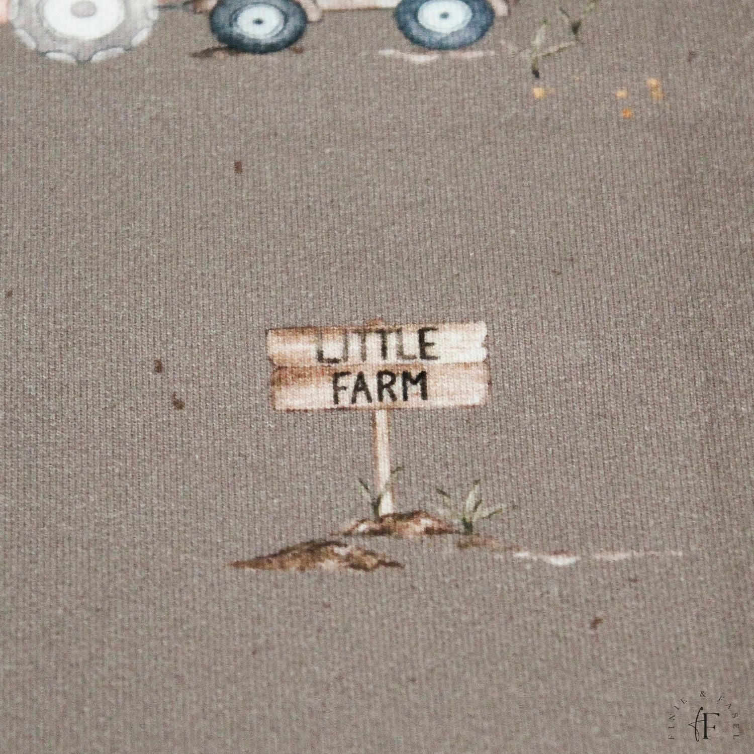 Detailansicht des Schildes „Little Farm“ auf Jersey Stoff – Teil des exklusiven Bauernhofdesigns