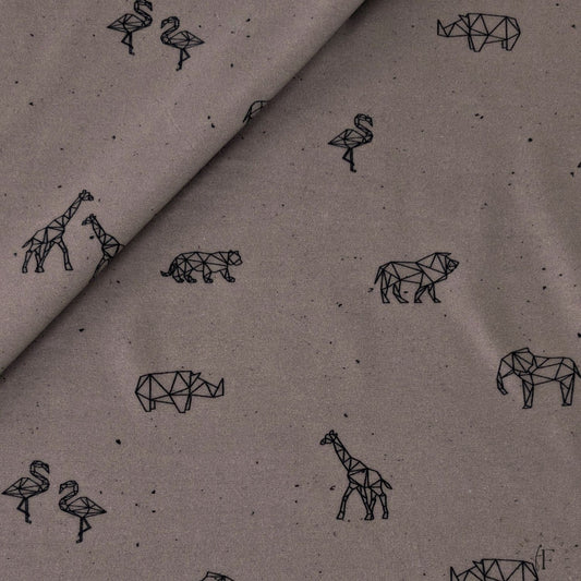 Jersey-Stoff Geo Safari taupe mit handgezeichneten Safari-Tieren im geometrischen Stil auf taupebraunem Grund – ideal für hochwertige DIY-Kleidung