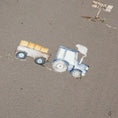 Bild in Galerie-Betrachter laden, Blauer Traktor mit Heuwagen auf braunem Jersey Stoff – hochwertige Illustration auf Kinderstoff
