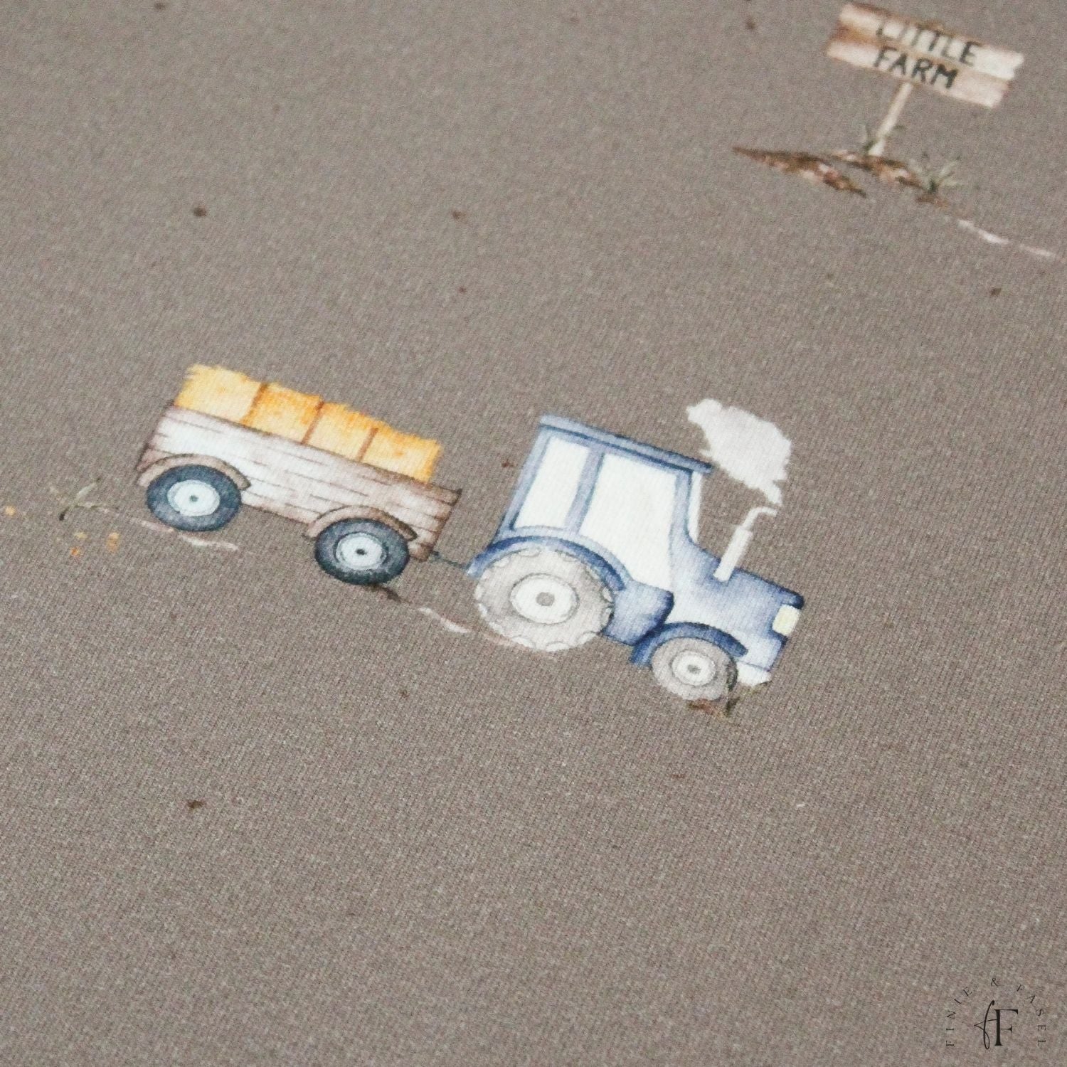 Blauer Traktor mit Heuwagen auf braunem Jersey Stoff – hochwertige Illustration auf Kinderstoff