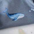 Bild in Galerie-Betrachter laden, Nahaufnahme eines Aquarellwals auf blauem French Terry Jersey – exklusives Design von Finie & Fasel
