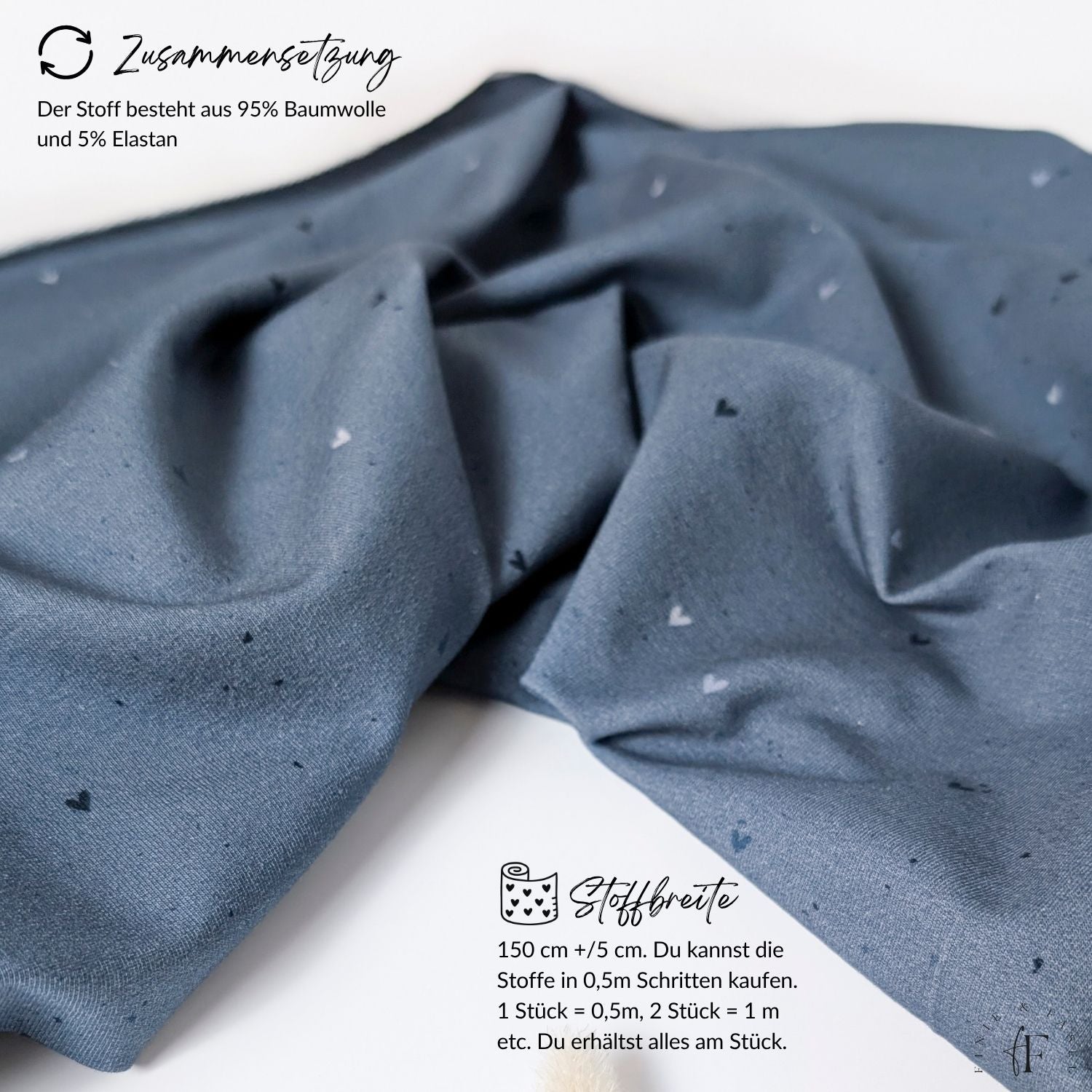 Weich fallender French Terry Herzenstoff in rauchigem Blau mit feinen Herzchen – ideal für Bekleidung