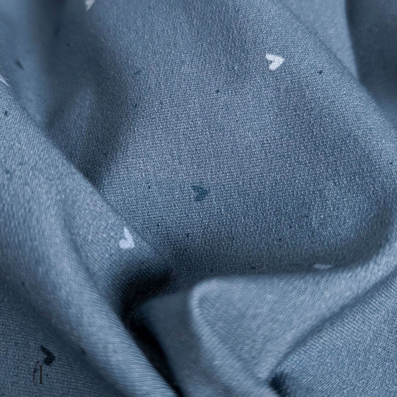 Strukturansicht des Blue Heart Konfetti Stoffs – dehnbar, weich und ideal für Kinderkleidung