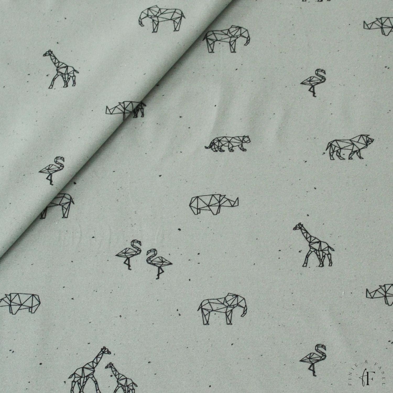 Jersey Stoff mit handgezeichneten Safari-Tieren im Origami-Stil – Giraffen, Nashörner, Flamingos und Elefanten