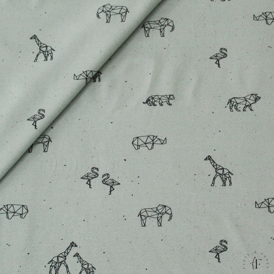 Jersey Stoff mit handgezeichneten Safari-Tieren im Origami-Stil – Giraffen, Nashörner, Flamingos und Elefanten