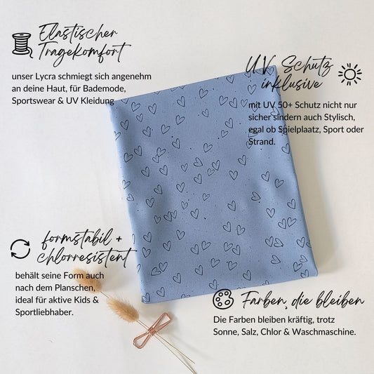Produktfoto des Lycra-Stoffs mit Herz-Print und Infos zu UV-Schutz, Elastizität und Chlorresistenz – perfekt für Kinder und aktive Hobbynäherinnen