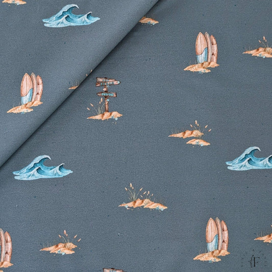 Jersey-Stoff Beachwaves dunkel mit handgezeichnetem Surfdesign auf rauchblauem Grund – ideal für Kinderkleidung und DIY-Projekte
