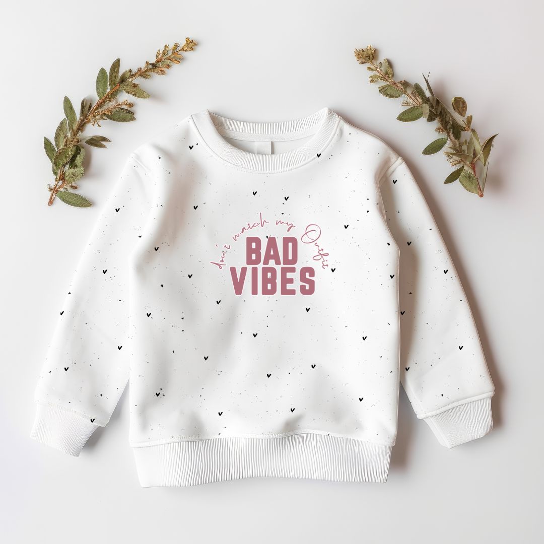Pullover mit aufgebügeltem Bügelbild „Bad Vibes don’t match my outfit“ in Beere – selbstgenähte Kleidung mit Message