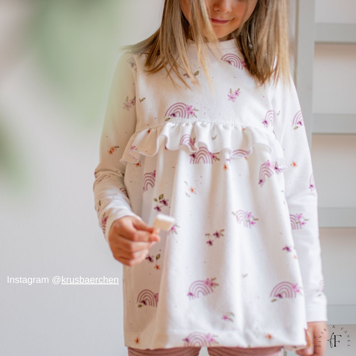 Genähter Kleid von vorn aus dem Regenbogenstoff „Blossom Rainbows“ – French Terry für Mädchenkleidung