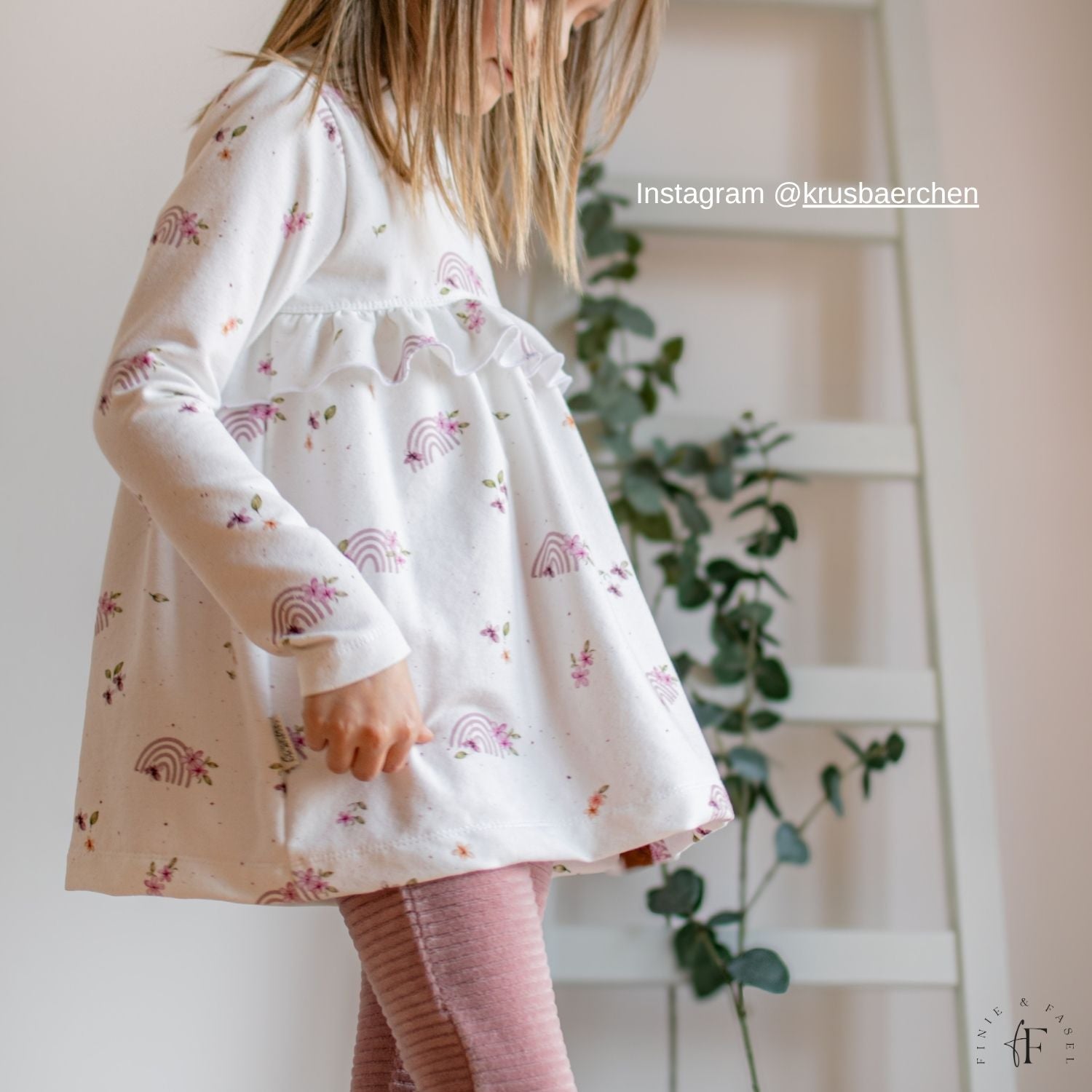 Genähtes Kleid aus dem Regenbogenstoff „Blossom Rainbows“ – French Terry für Mädchenkleidung