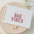 Bild in Galerie-Betrachter laden, Transferdruck Bügelbild „Bad Vibes don’t match my Outfit“ in beere – stylischer Spruch für selbstgenähte Kleidung
