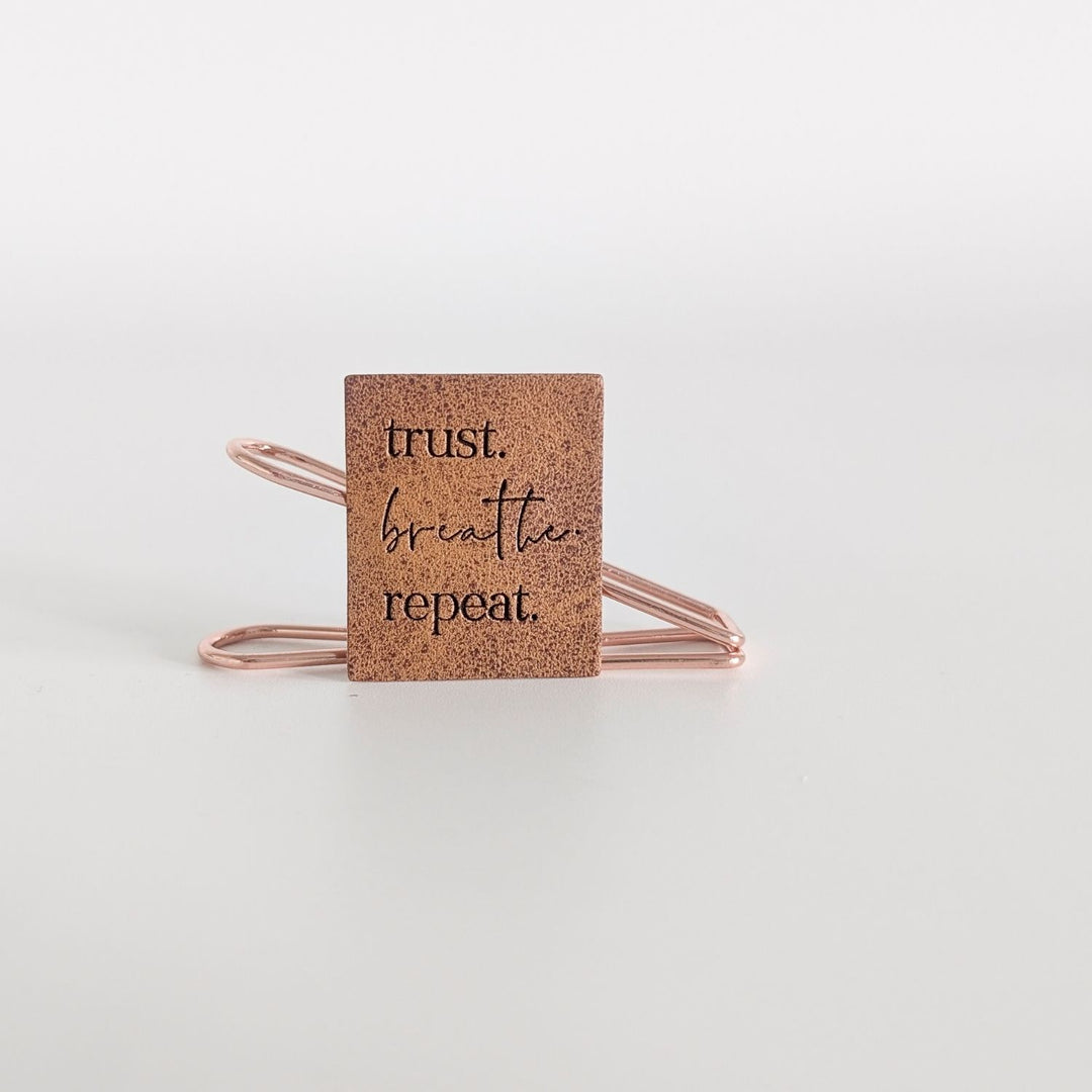 Kunstlederlabel "trust breathe repeat"