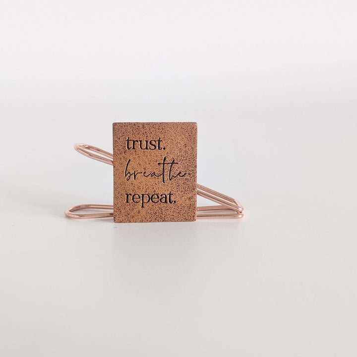 Kunstlederlabel "trust breathe repeat"