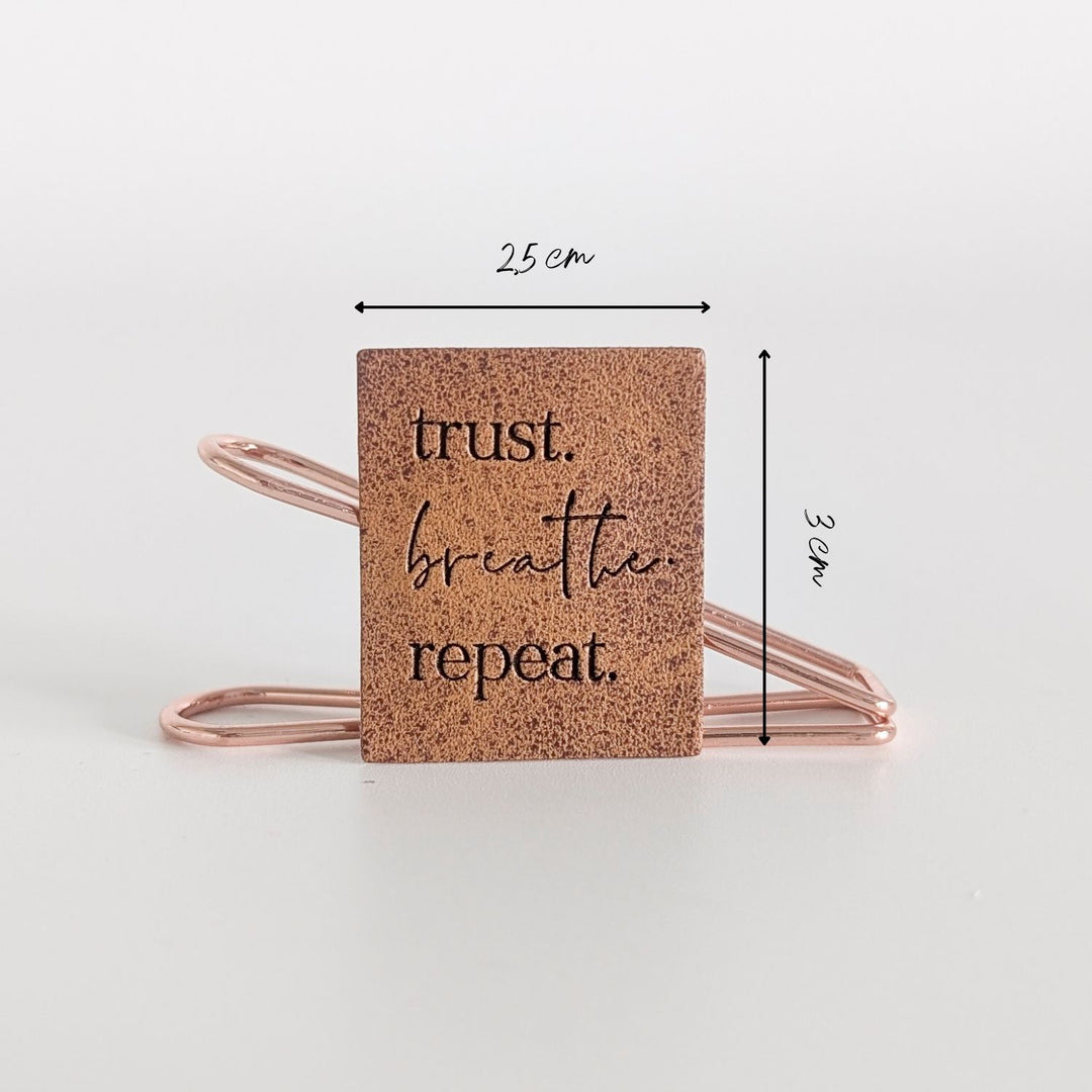 Kunstlederlabel "trust breathe repeat"