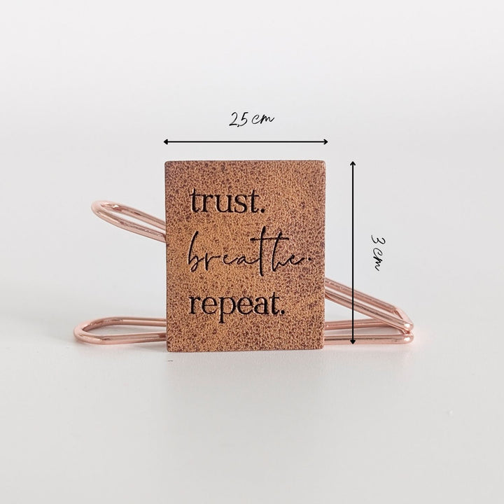 Kunstlederlabel "trust breathe repeat"